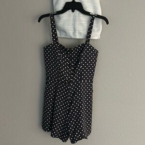 Bardot Romper
Small 
Zipper back 
Never worn
Clean out closet 
Smoke & pet free